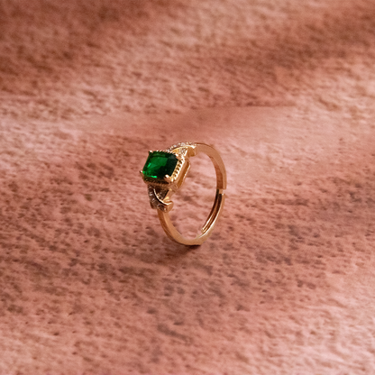 Vintage-Inspired Green Zircon Ring – Harmony of Elegance and Nature