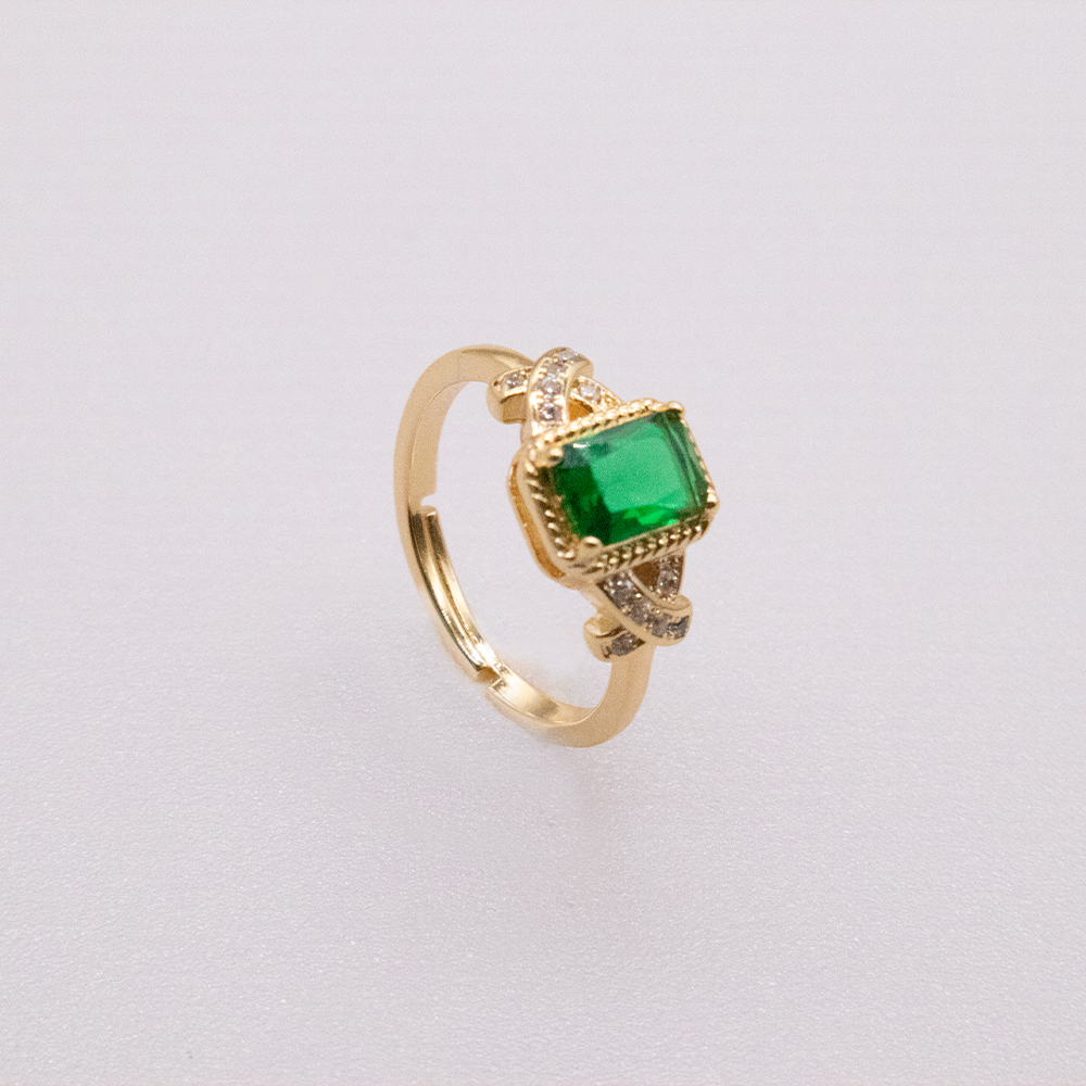 Vintage-Inspired Green Zircon Ring – Harmony of Elegance and Nature