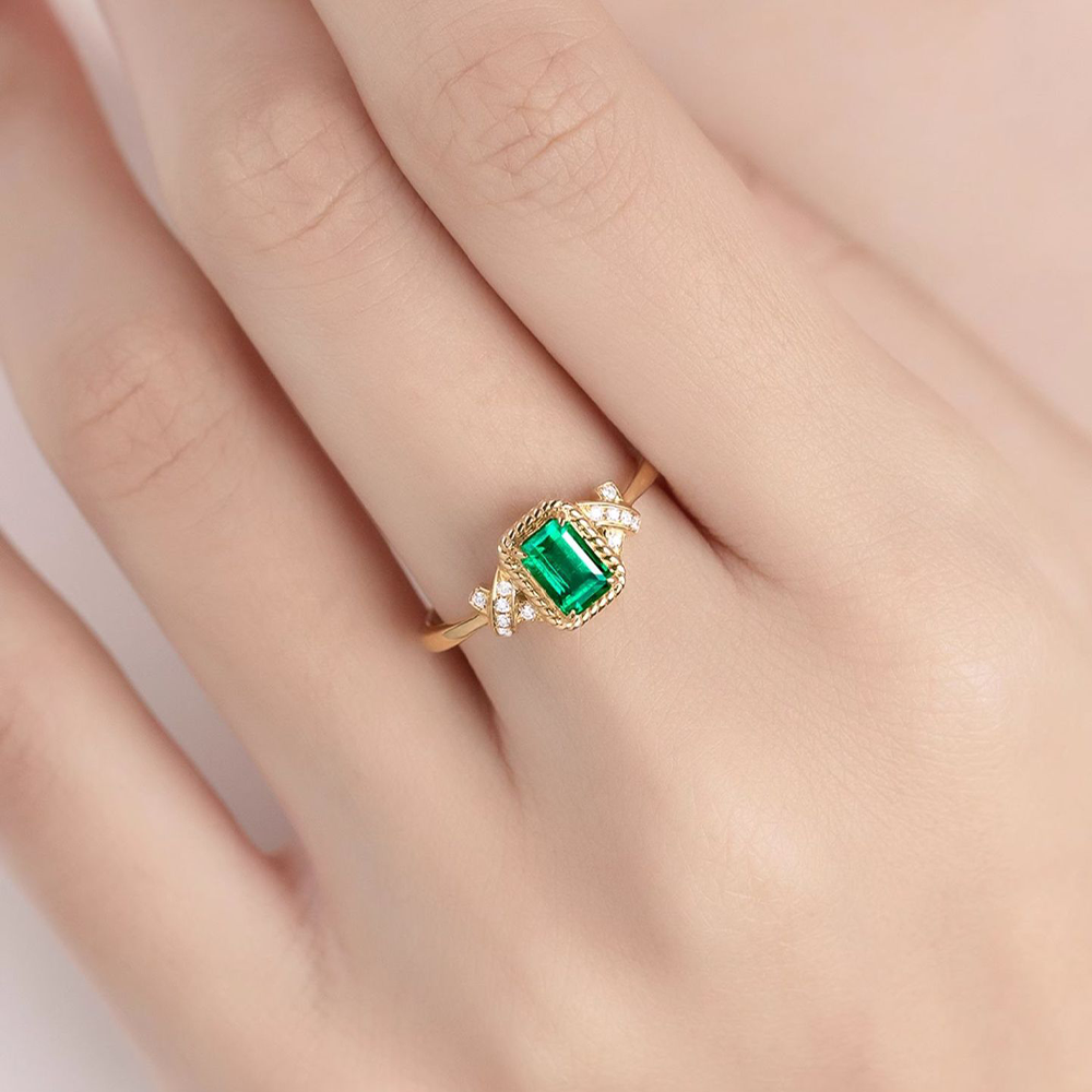 Vintage-Inspired Green Zircon Ring – Harmony of Elegance and Nature