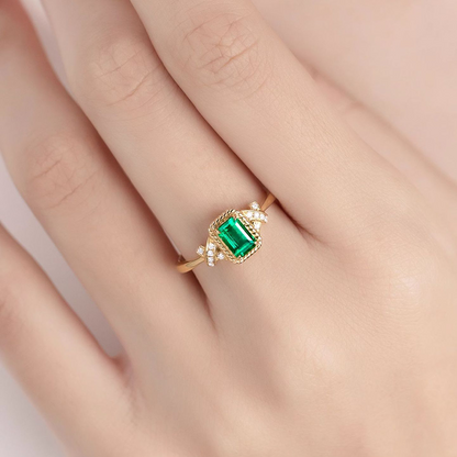 Vintage-Inspired Green Zircon Ring – Harmony of Elegance and Nature