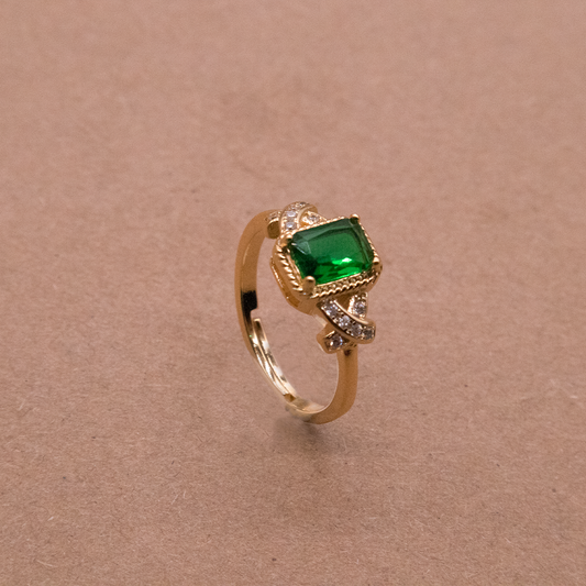 Vintage-Inspired Green Zircon Ring – Harmony of Elegance and Nature